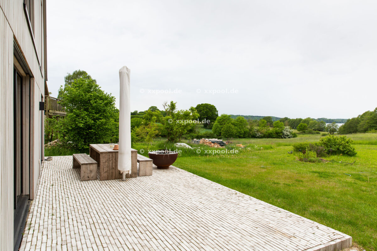 Neue Häuser -  Die Architektin Sibylle Kramer hat für ihre Familie ein Haus am See gebaut, dass die traditionelle Architektur der Gegend aufnimmt.